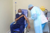 Le Maire de la Commune de Libreville Eugène M'BA a reçu sa première dose de vaccin Anti covid 19, ce 26 Mars 2021