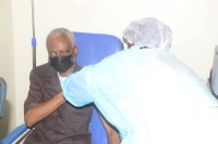 Le Maire de la Commune de Libreville Eugène M'BA a reçu sa deuxième (2ème) dose de vaccin contre la Covid , ce 16 Avril 2021